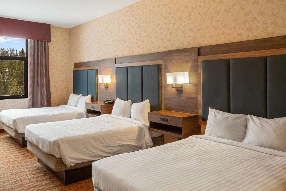 Three Queen Beds - Mountain View interior